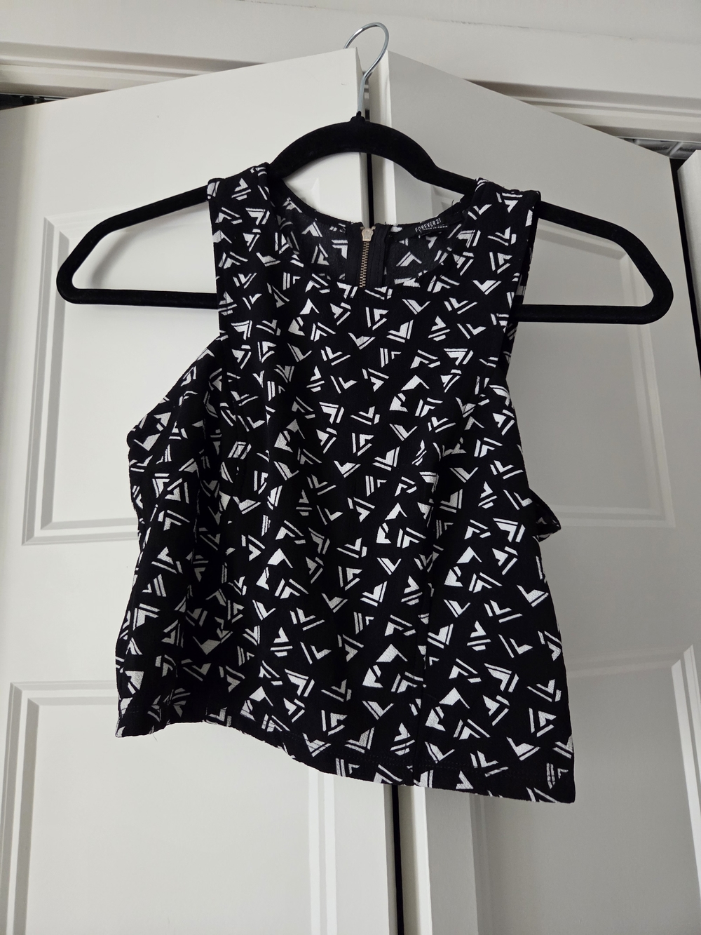 Forever 21 Black and White Geometric Crop Top